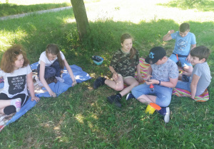 Uczniowie na pikniku